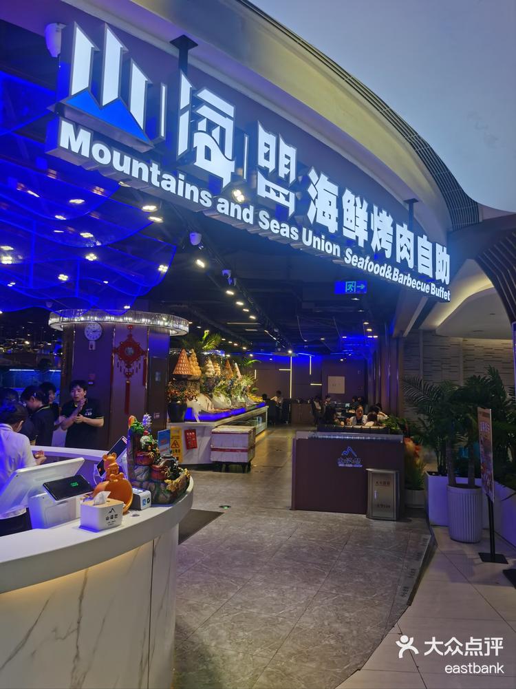 巨型商业体中大银泰城