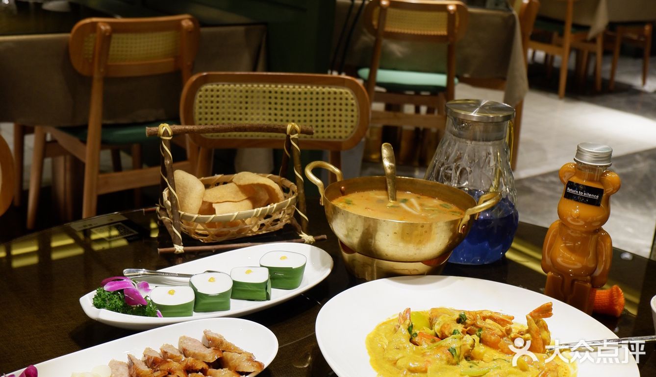 这家泰餐【吃饭泰餐厅】很好吃，周四双人餐有半价活动！ 