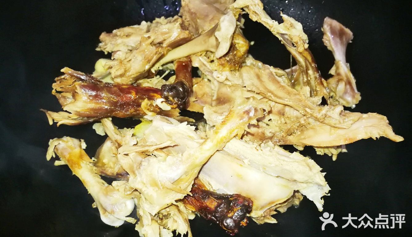 夹上椒盐鸭架肉，就着青菜鸭架汤，要多满足有多满足
