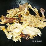 夹上椒盐鸭架肉，就着青菜鸭架汤，要多满足有多满足