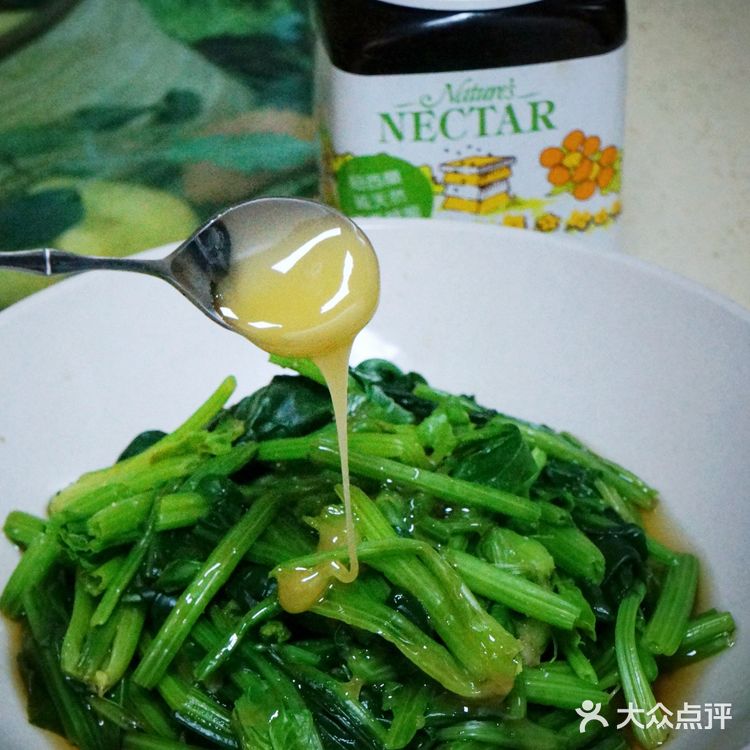 来一盘改良版的老醋果仁菠菜