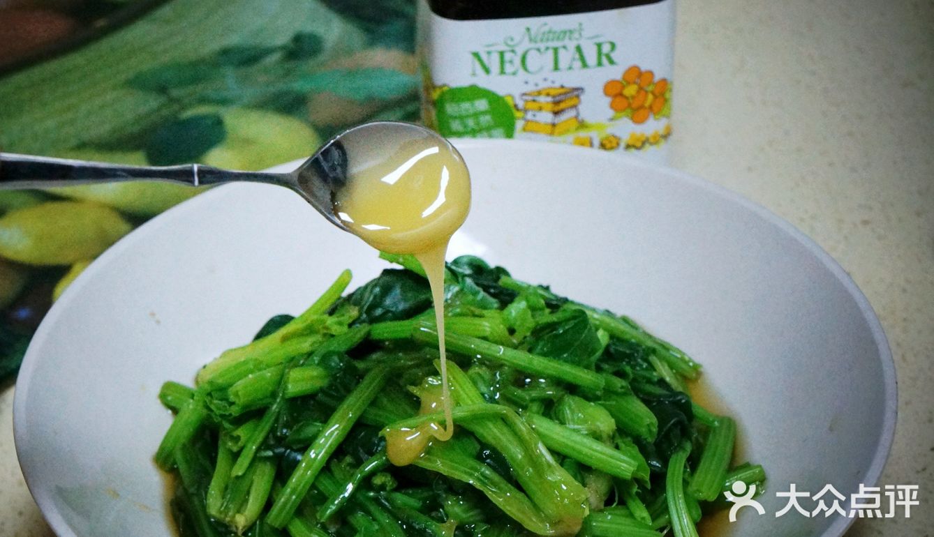 来一盘改良版的老醋果仁菠菜