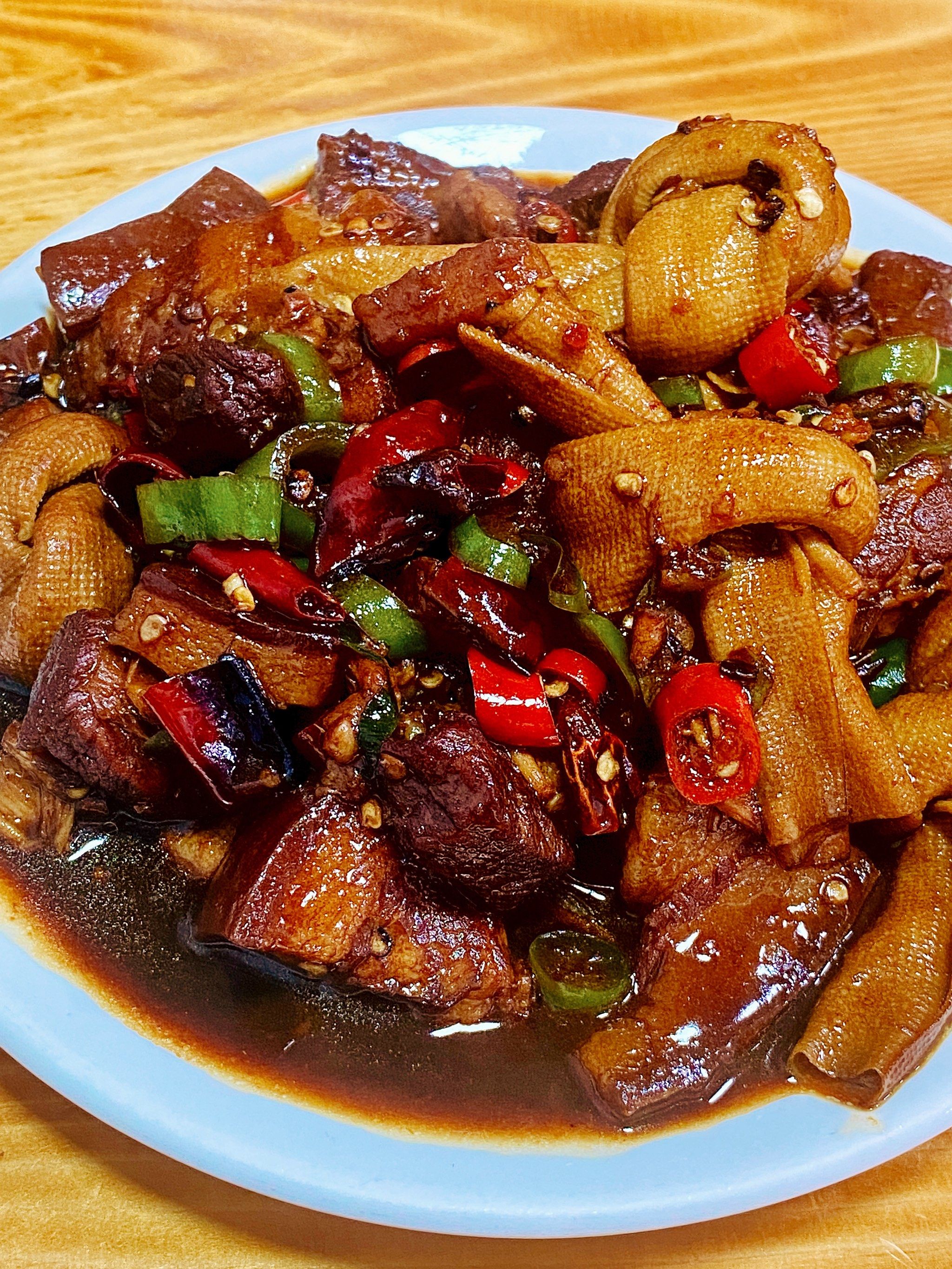 点了两菜一汤 「肉沫粉丝」是肉丝吧哈哈 粉丝非常弹牙 很劲道 「千张