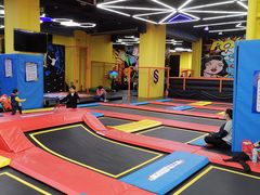 -爱蹦iBOON蹦床运动馆(江汉店)