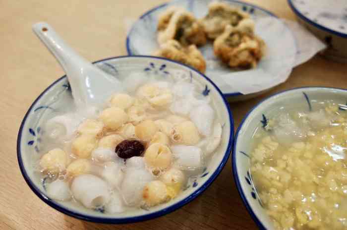 细姨甜汤(长平店)-"汕头颇有名的糖水铺,打包要了姜薯鸭母捻和.