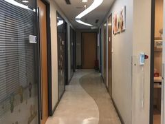 -瑞尔齿科(南京东路名人诊所)