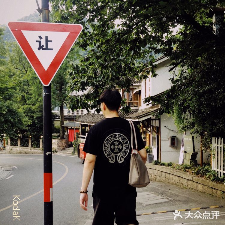 上山的环境还不错，路过南山路