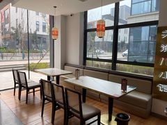 靠窗位-关里关外·鱼头泡饼(唐冶绿地汇店)