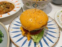 瀑布芝士牛肉汉堡-玩味工厂·东南亚特色餐厅(太古里店)