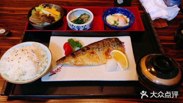 梅屋日本料理盐烧青花鱼定食图片