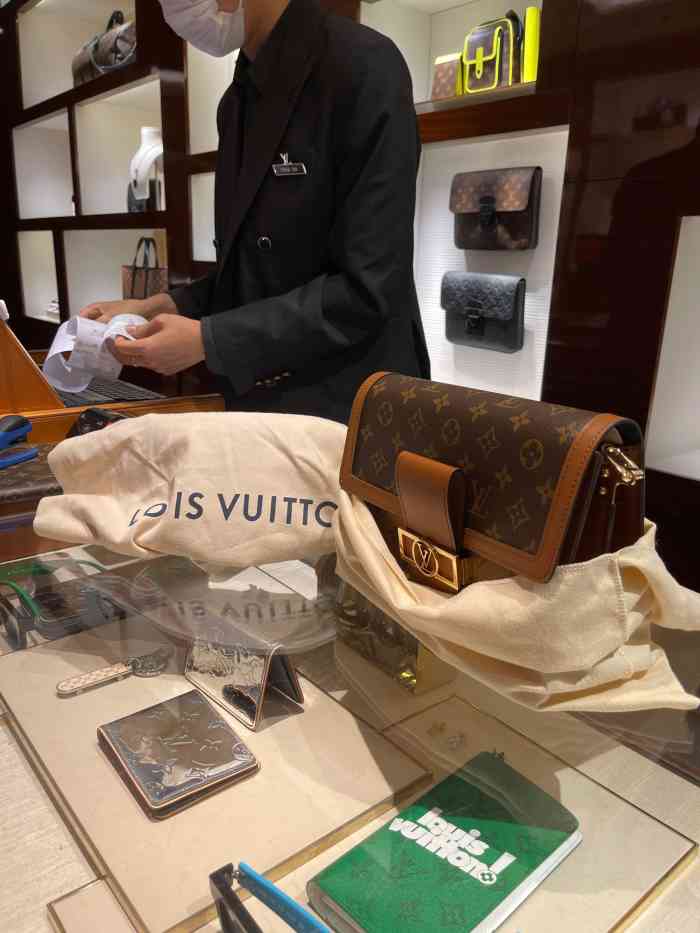 lv路易威登(丹尼斯大卫城店)-"帮朋友买钱包,店内很大,还有套间,导.