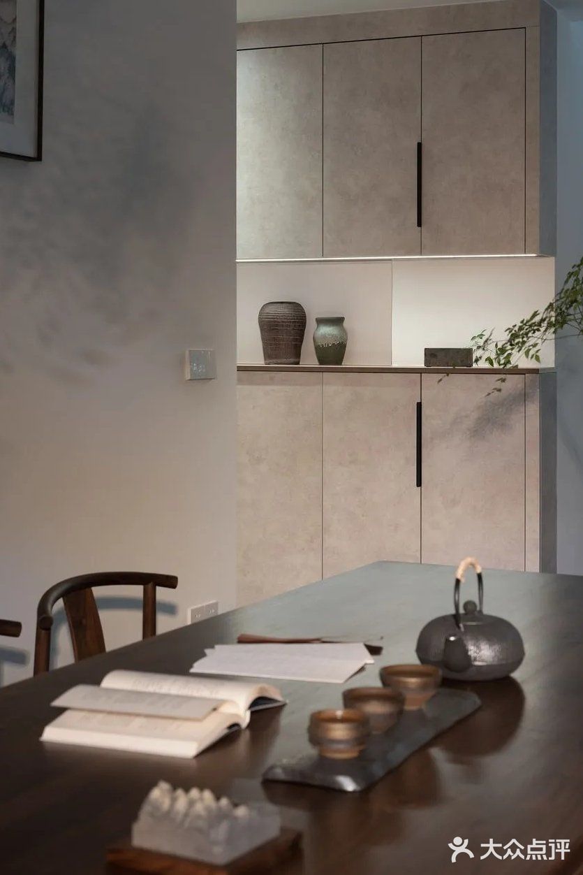 40岁大叔把客厅去掉，装修成极简新中式，新家静谧又美好，喜欢