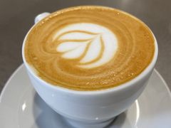 红樱桃澳白-VOYAGE COFFEE 咖啡烘焙工坊店(798艺术区店)