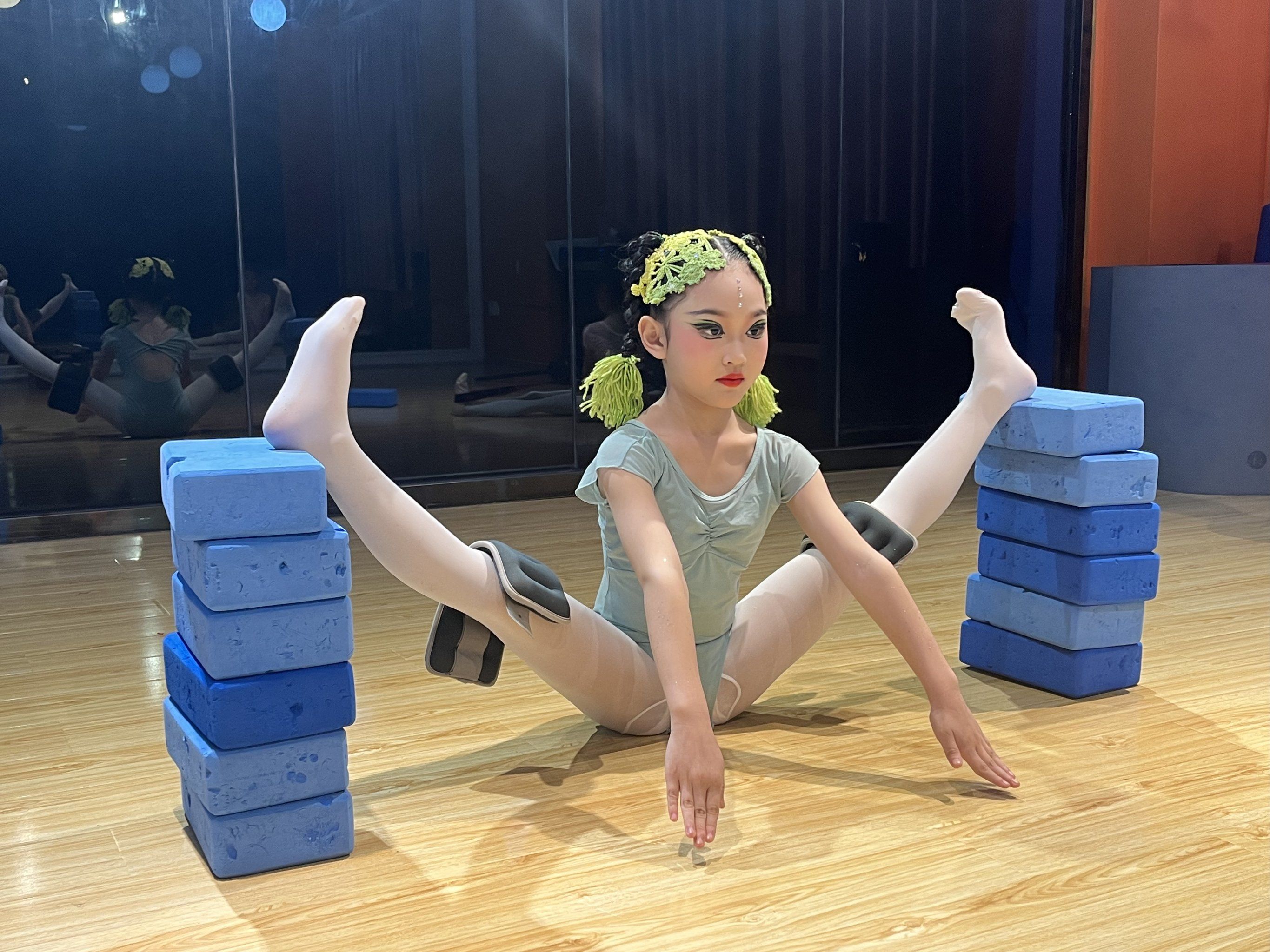 耗腿耗到腿哆嗦也要坚持  转圈转到吐也要坚持 练舞蹈的女孩永远不怕