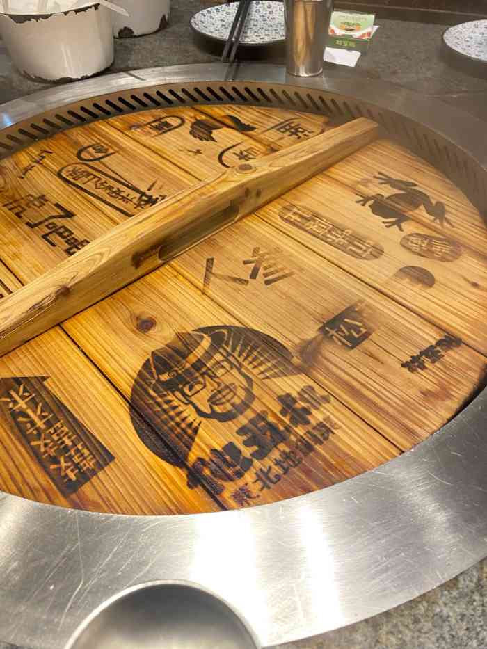 他五叔东北地锅菜(磐石路店)-"装修非常的东北味儿,墙上写着各种东北