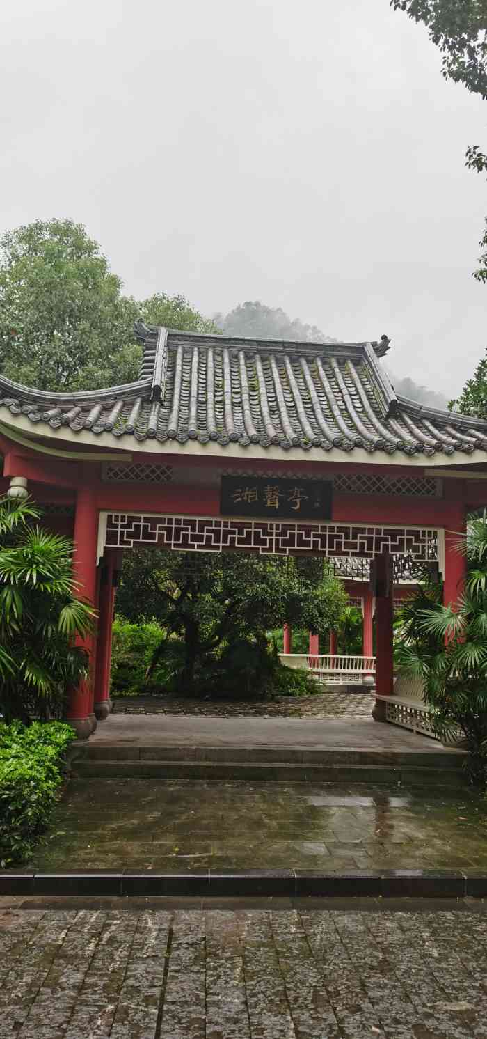 南泉公园温泉-"环境不错,人也不多,池子水温不一,有的很.