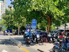 -枫蓝国际购物中心-地面停车场