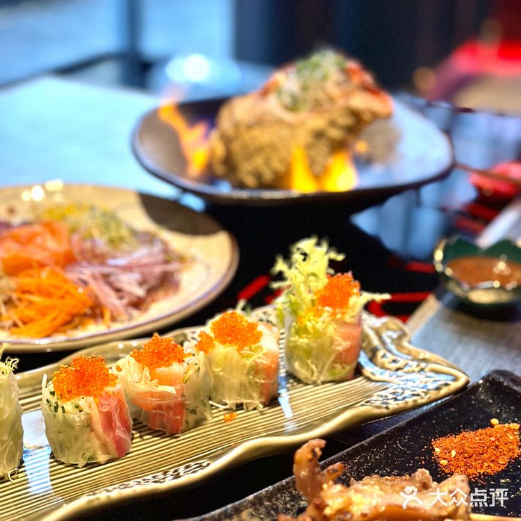 一家餐厅满足你烧鸟日料蹦迪酒吧一条龙