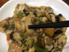 豆腐干炒蘑菇-小乡小镇·传承桐庐土菜·老板亲自烧的菜
