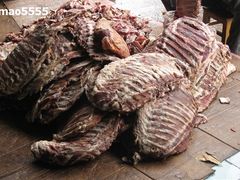老板在剁排骨-钰洁腊排骨火锅