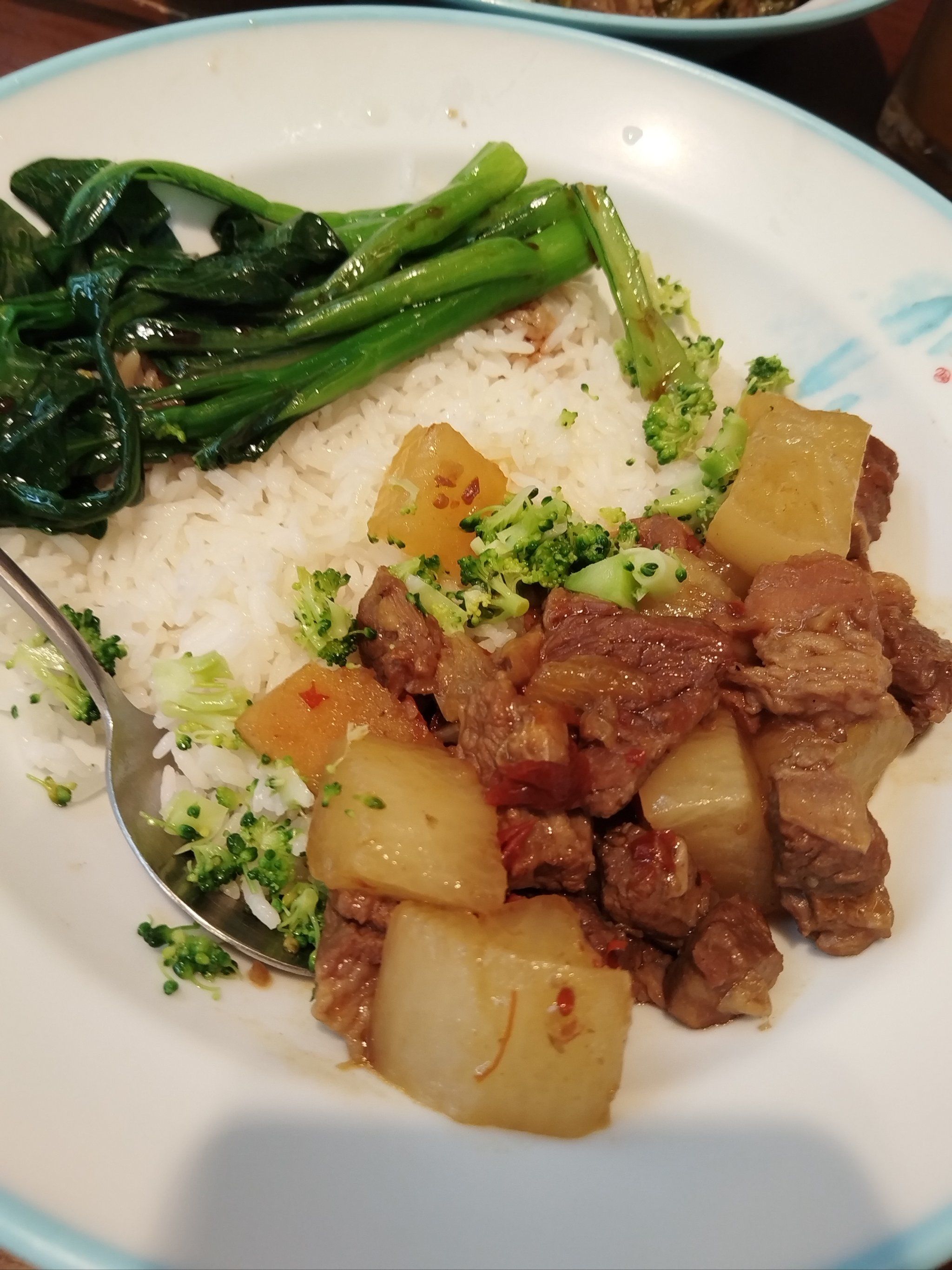 打完球来吃萝卜牛腩饭,好吃到爆.冻柠茶味道堪称一绝