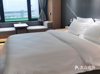 干净温馨，户外有个大花园可以喝茶