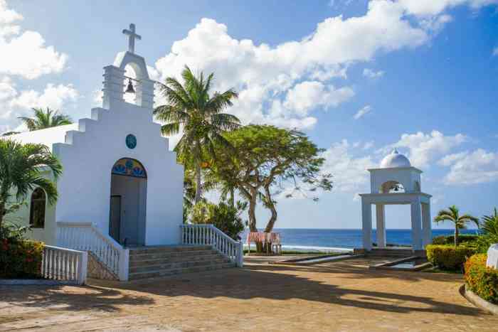 马里亚纳海滨教堂-"非常小,但因为接着海,所以拍照很好看～..."-大众