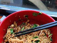 -爆炸头阿姨小四川正宗川味小吃(无任何分店)