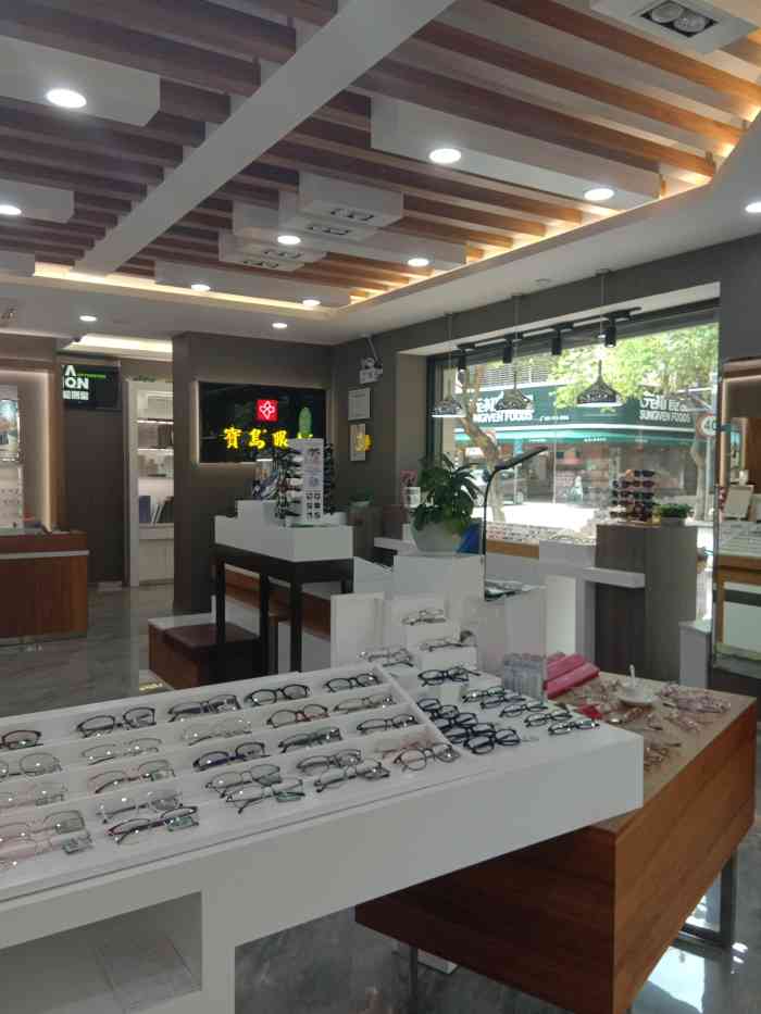 宝岛眼镜(厦门禾祥西店)-"镜片贵的,验光医师都不错,只是店内销售服.