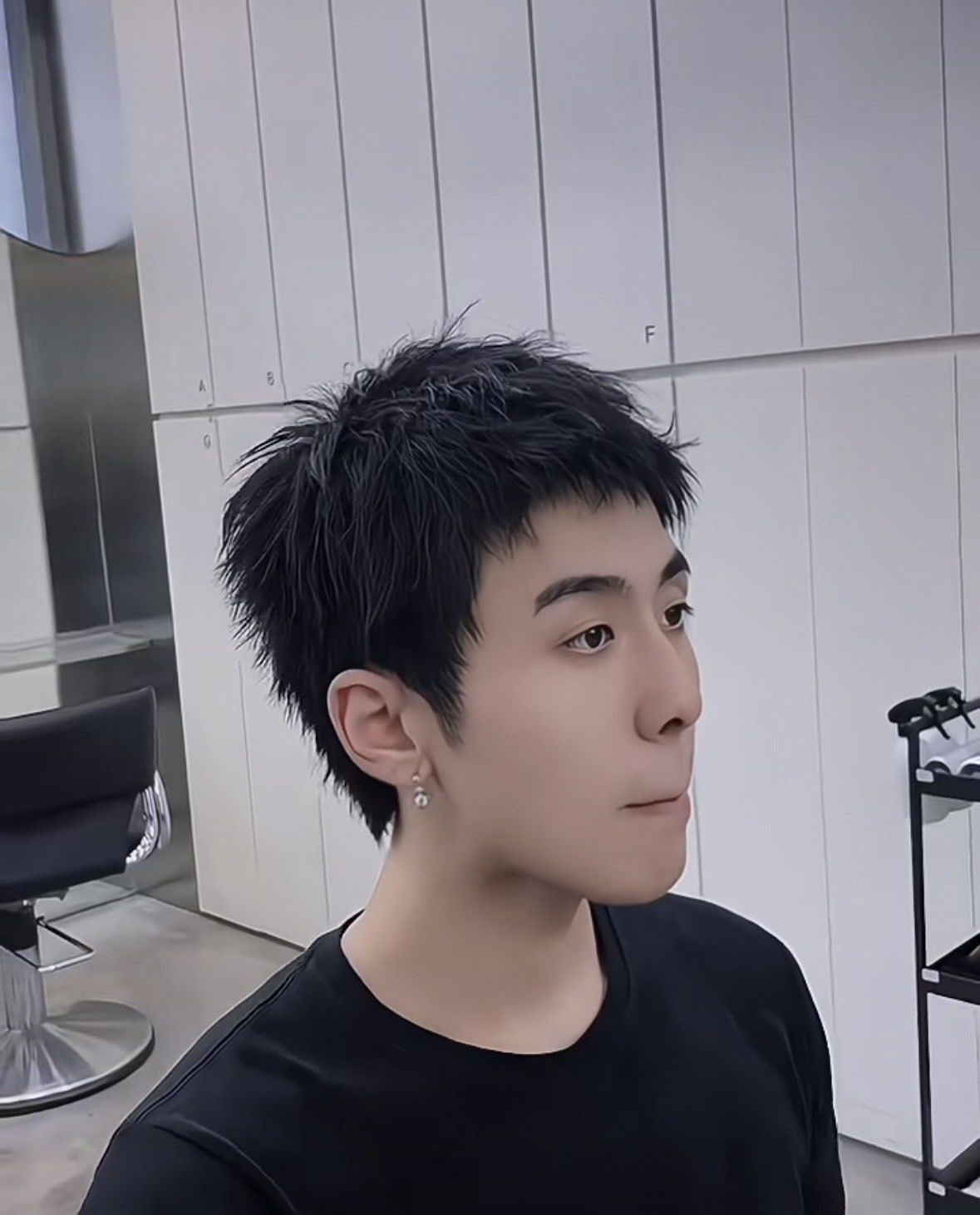 日系男生短发分享推荐,凌乱的日系发型平时随意抓点发泥简单易打理