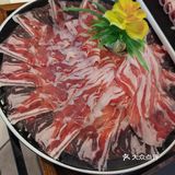 来到协信星光里的小公牛牛肉火锅店,首先被盆栽多肉而吸
