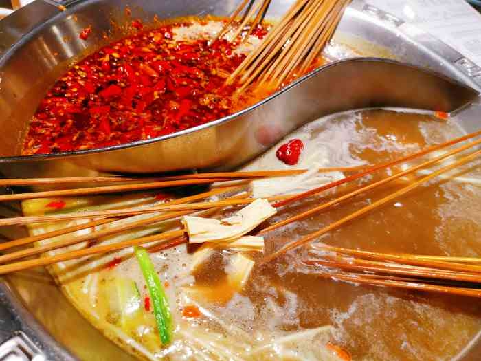 胡涂老串串牛油火锅(农科路店)-"[环境] 环境挺不错,门头很大特别显眼