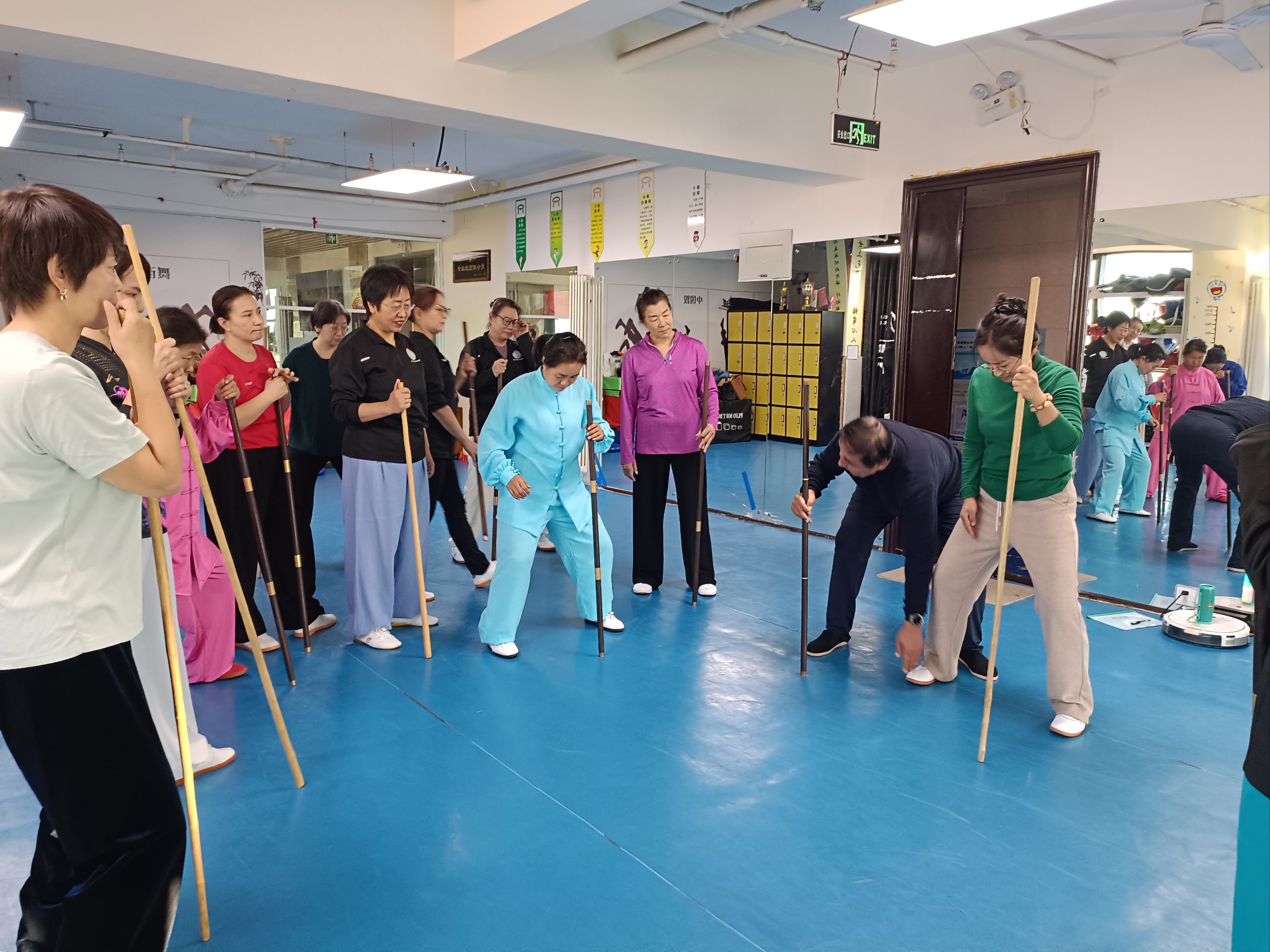 吴阿敏三十六式养生杖(吴阿敏36式太极养生杖第四段)