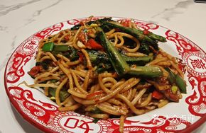 Stir-Fried Beef with Garlic and Rice Noodles