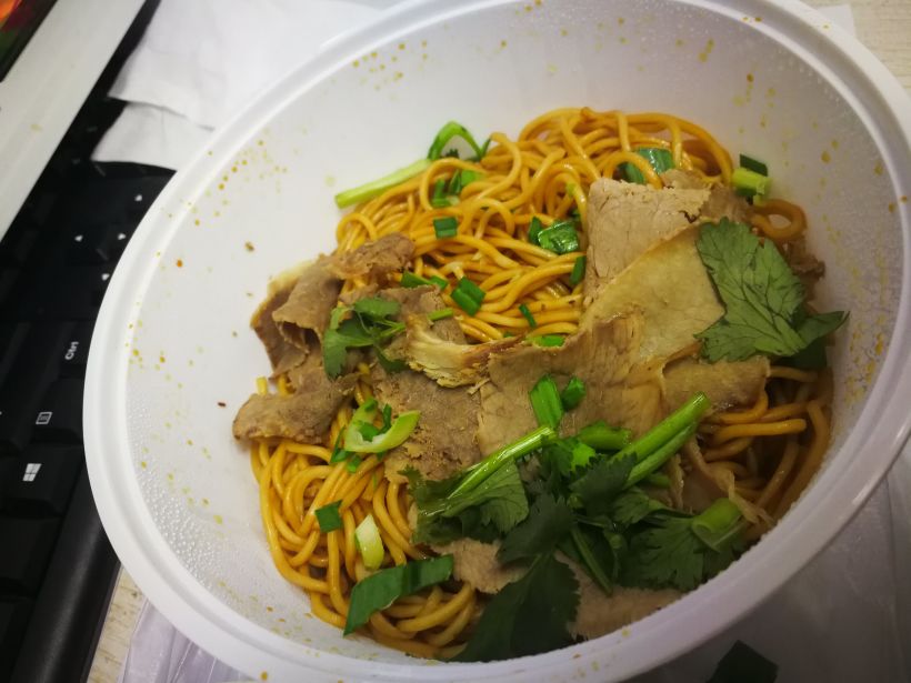 牛肉干拌面,真的有点太干了,不过外卖送来居然也没有坨,这点很不错哟!