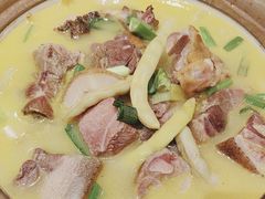 -帅巴人舅母子腊蹄民俗村