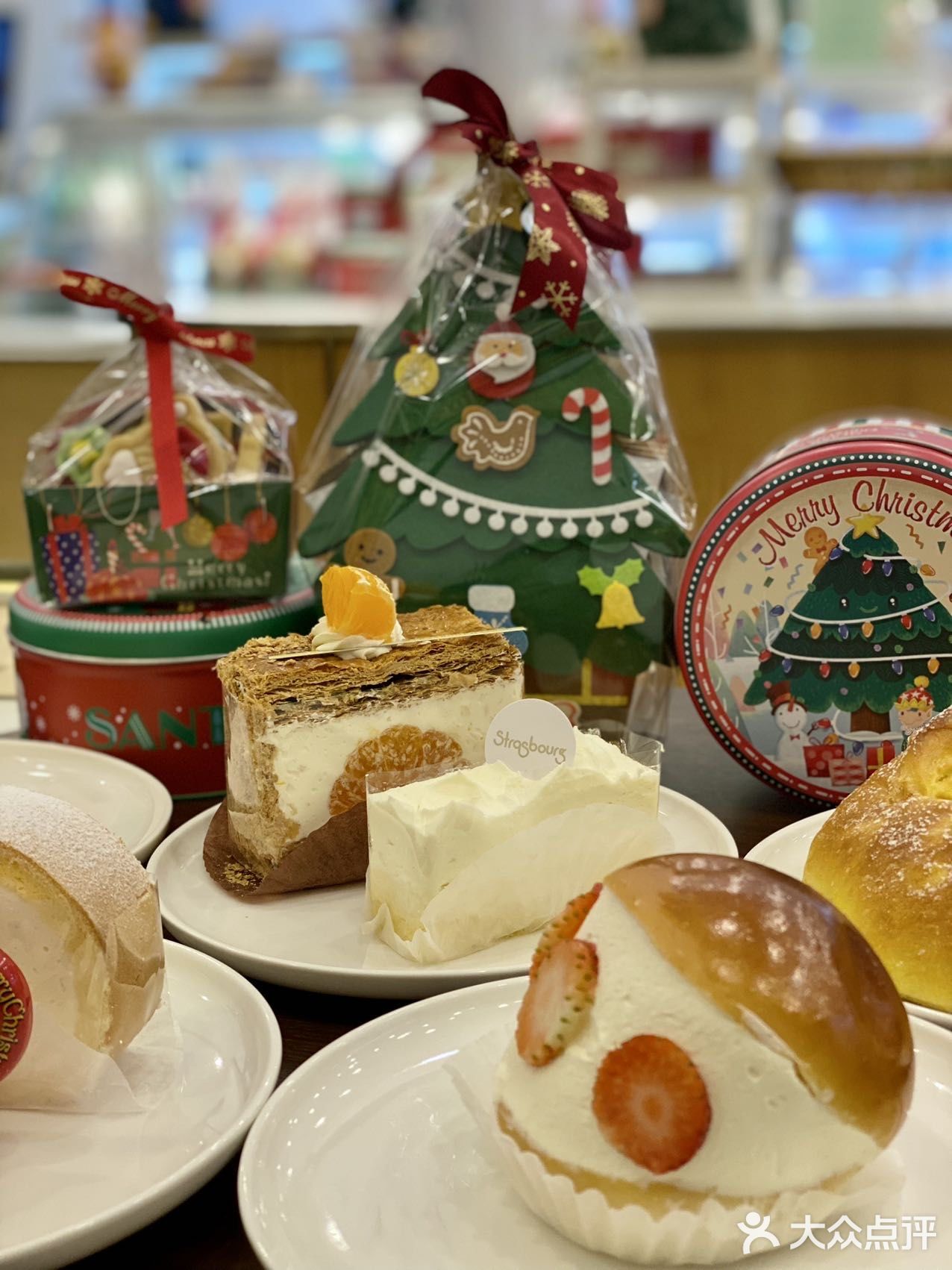 见过圣诞🎄氛围这么浓的蛋糕房吗？