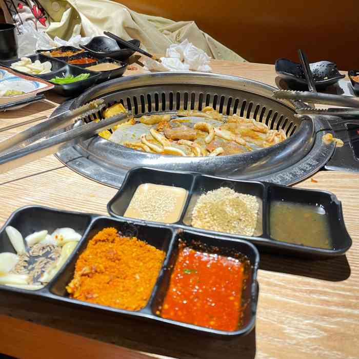 恰好雅丽家有无限供应的生蒜片!这个卷着任何烤肉都是一绝!