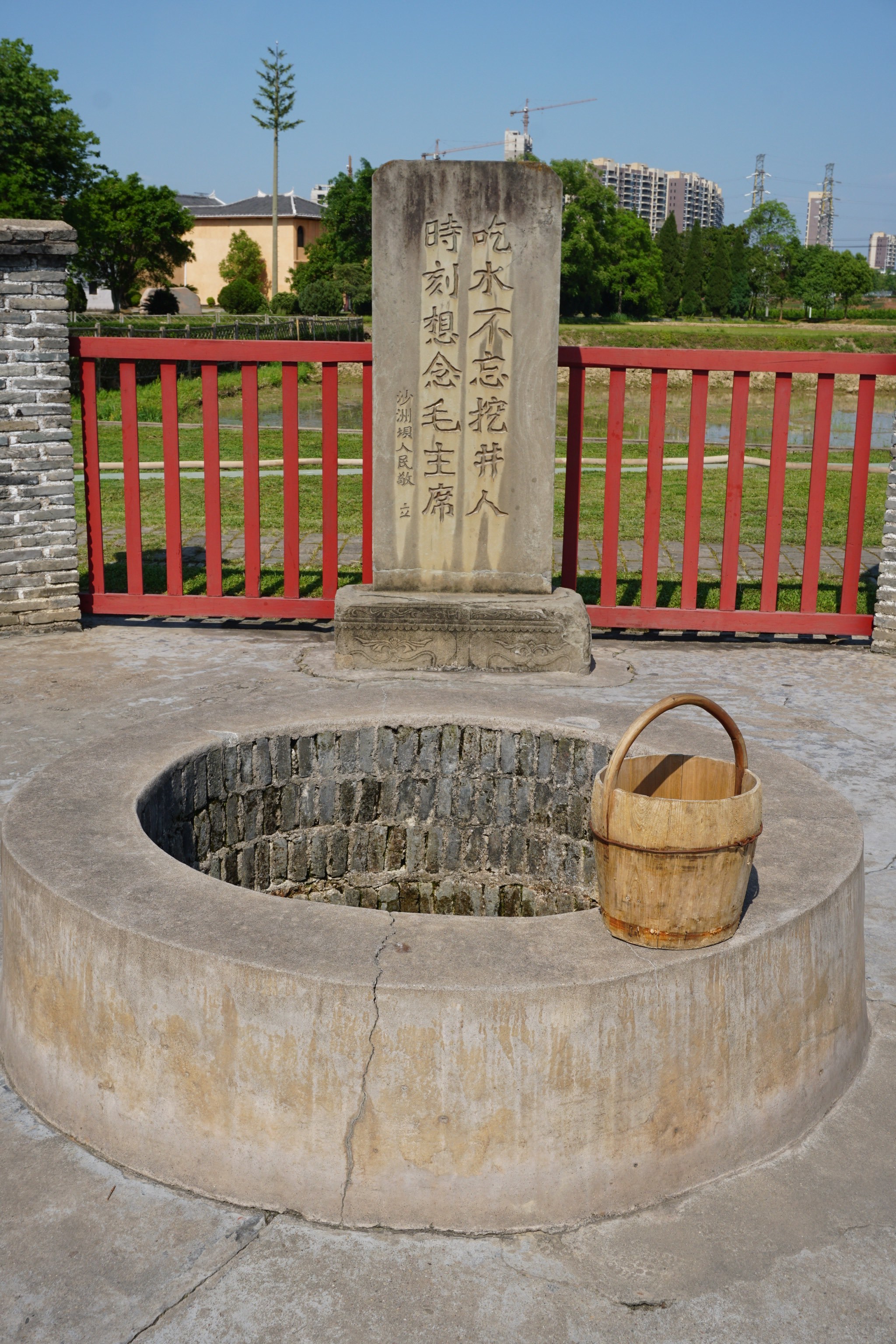 红井景区位于瑞金沙洲坝村.小时候课本就有