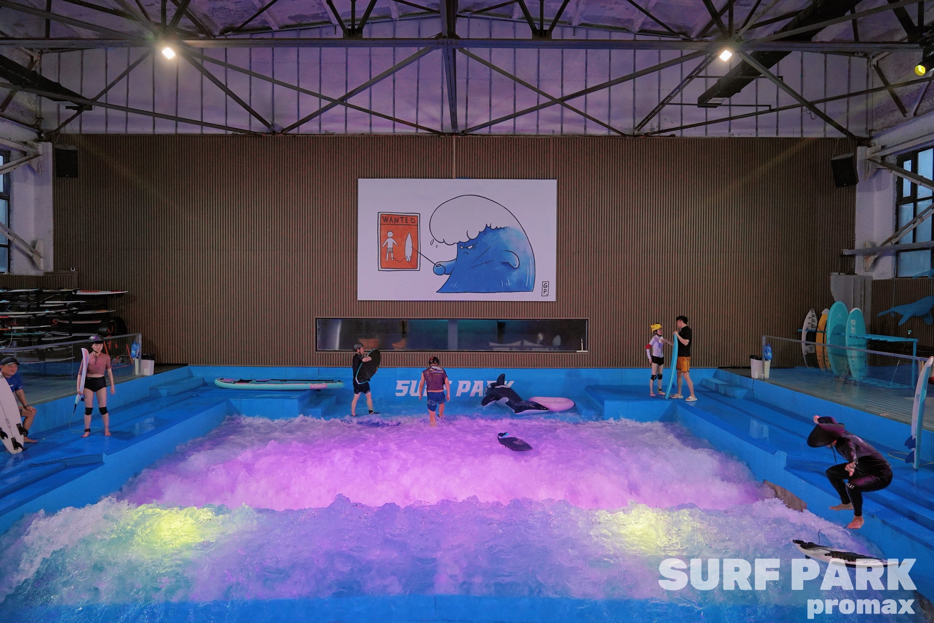 不用去海边,城市中心也能体验乘风破浪的快乐!