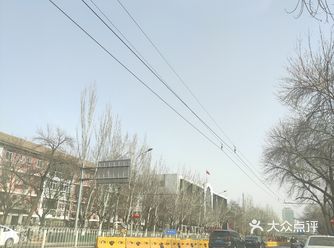 从小到大不知道在这条路上走过了多少来回了，路还是那条