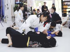 -菠萝格斗巴西柔术训练馆