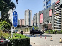 -枫蓝国际购物中心-地面停车场