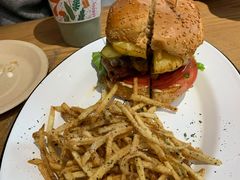 27&nbsp;牛肉汉堡-HELLO 27 意面·沙拉·帕尼尼