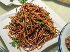香椿苗拌黑豆腐丝-新侨小馆(东直门北小街店)