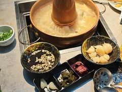 -洞庭洲·防空洞火锅·烧烤·铜锅涮肉(新百广场店)