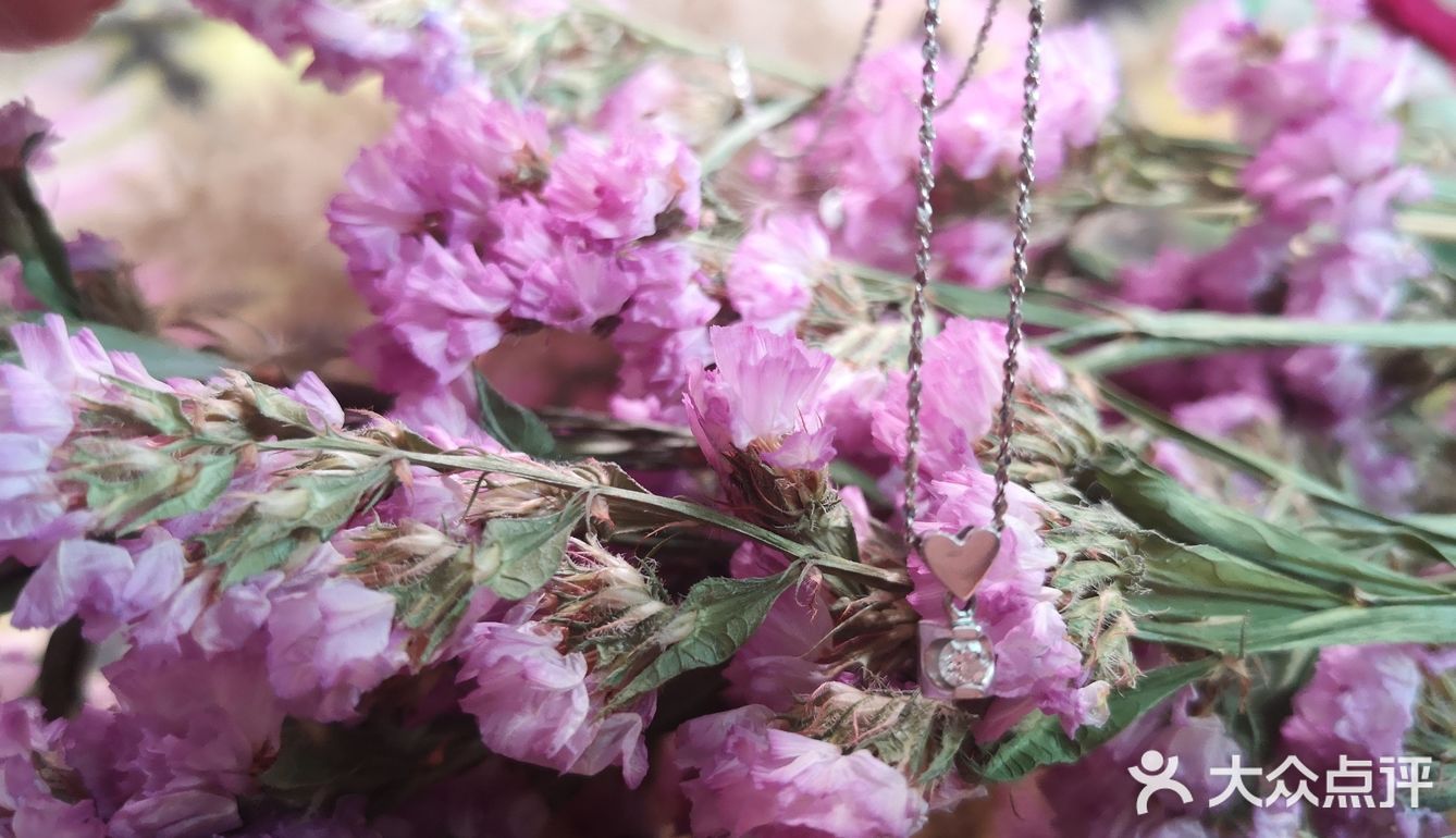 有次路过菜百，看到人挺多