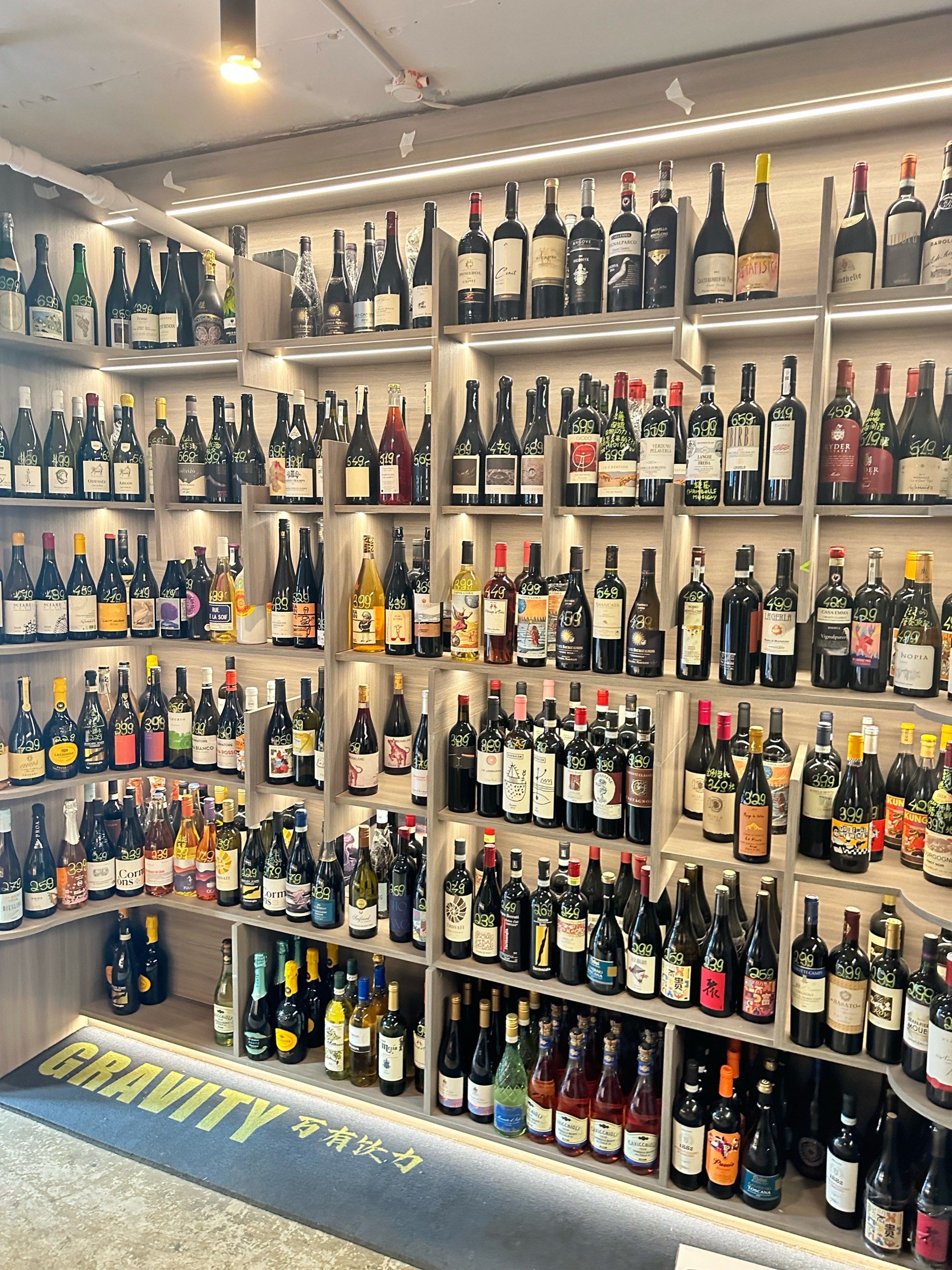 欢迎来到我们的葡萄酒馆,让我们一起沉浸在葡萄酒的世界中