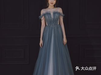 今天分享给大家几款超仙的礼服~ 蓝色的小礼服