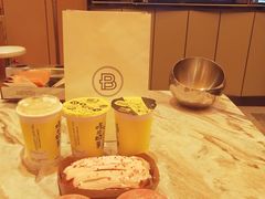 草莓千层切片-巴黎贝甜(大宁国际商业广场店)